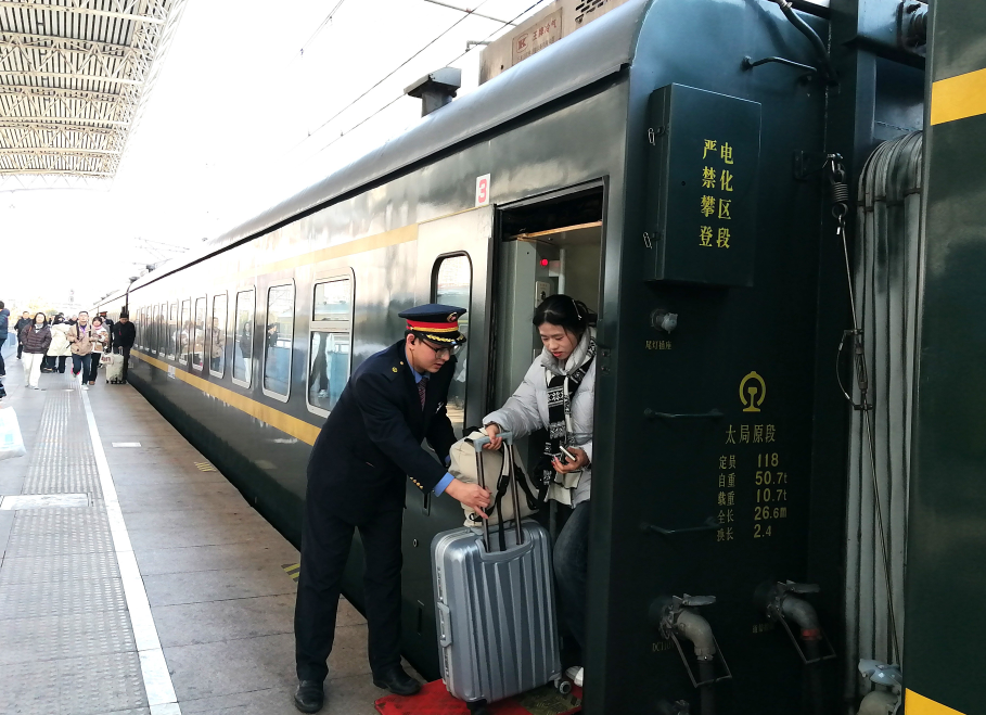 李熙辰帮助旅客下车。