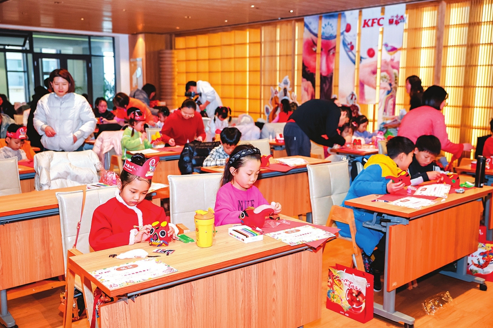 小朋友参加非遗体验活动。