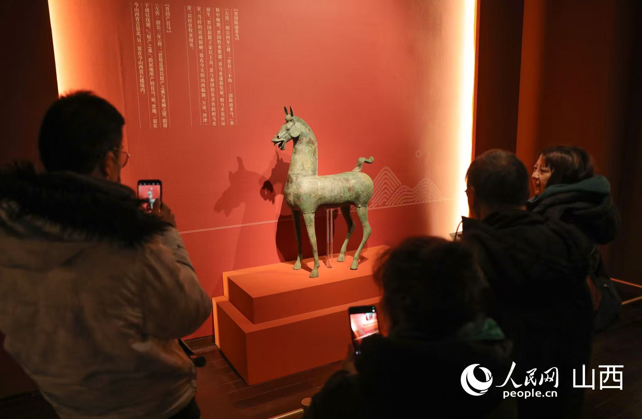 游客拍摄汉代铜马。人民网记者 王帆摄