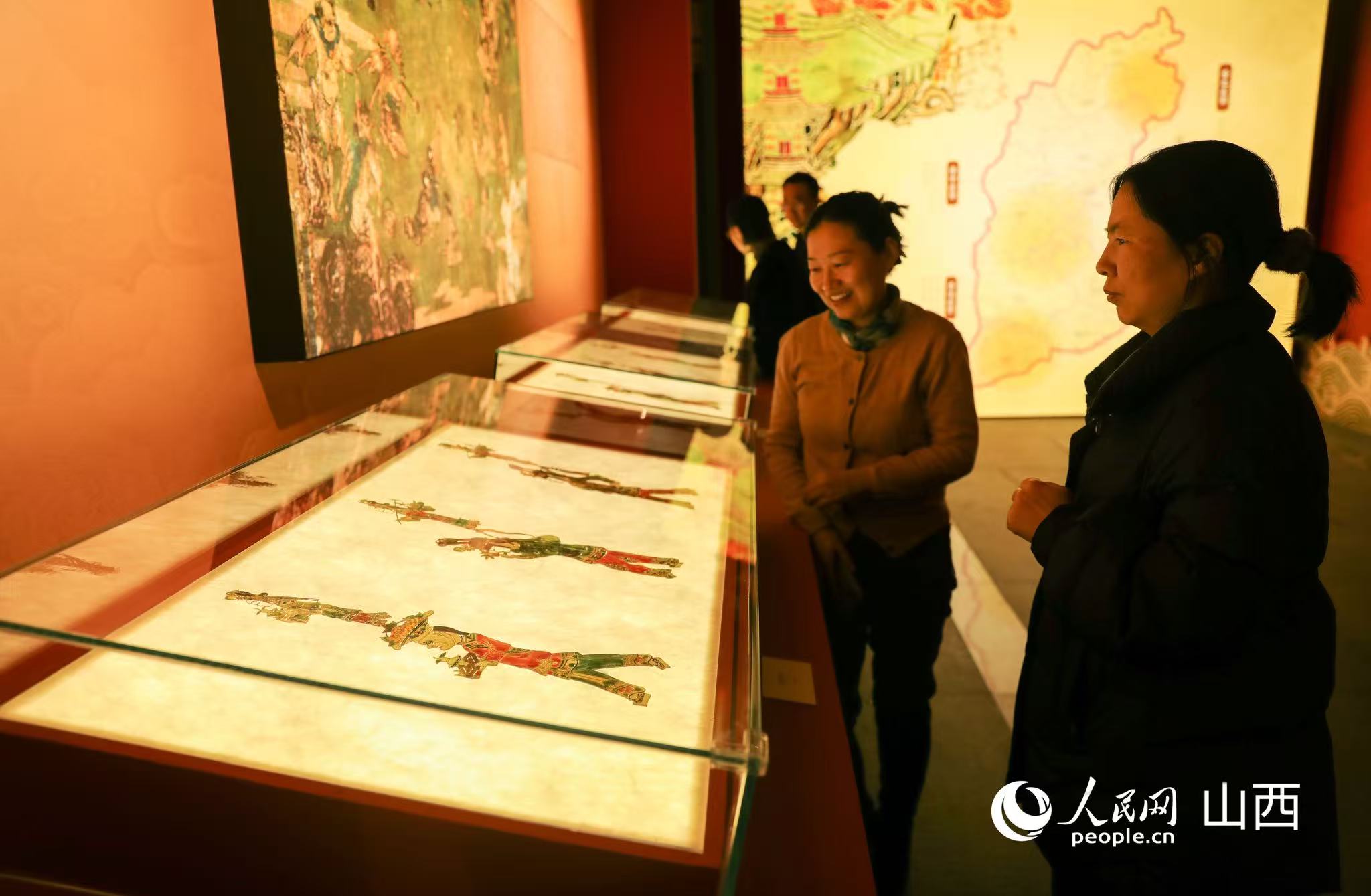 游客观看山西特色皮影文物。人民网记者 王帆摄