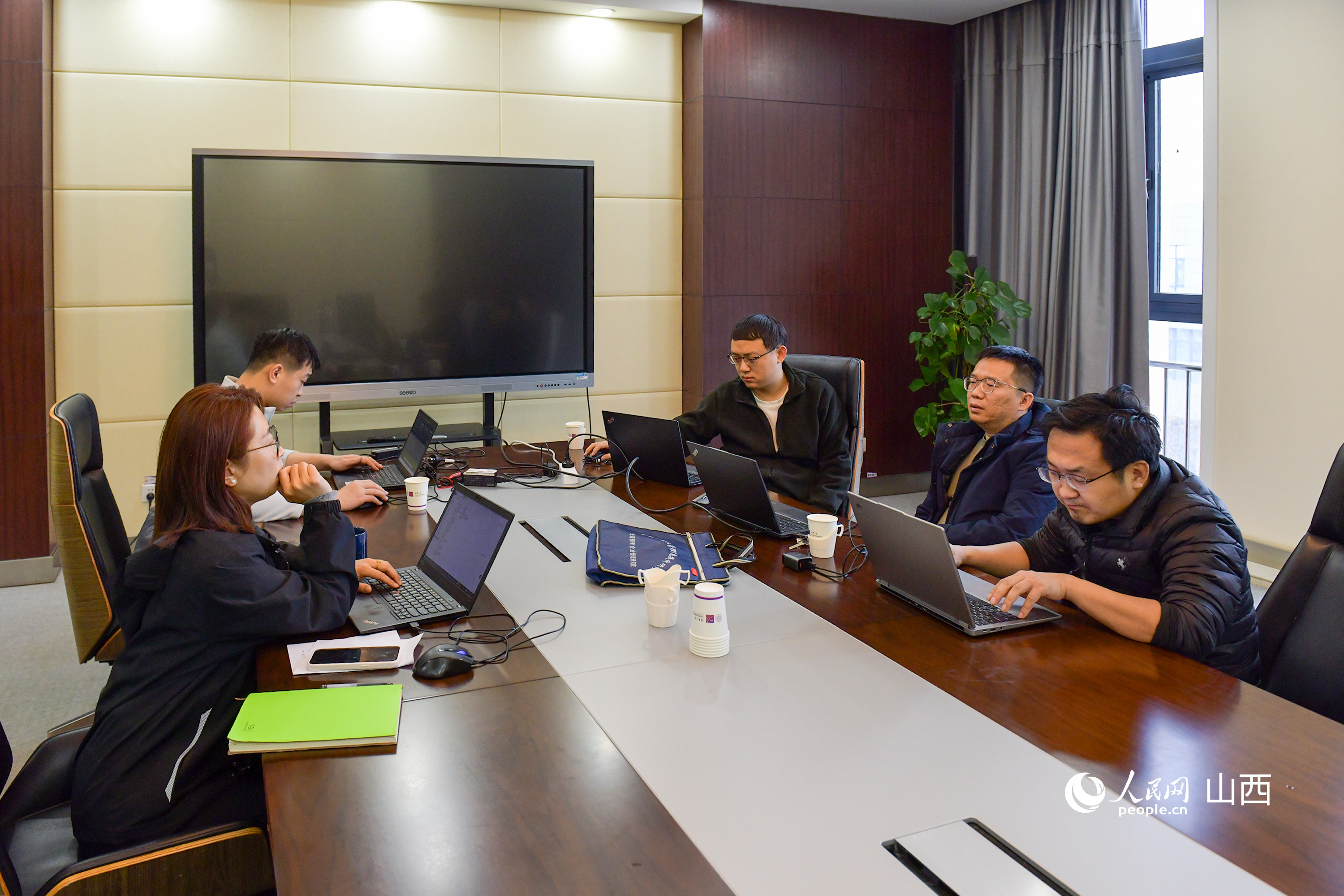 清华大学山西清洁能源研究院会议室里，正在进行晋华炉技术细节讨论。人民网记者 焦搏文摄