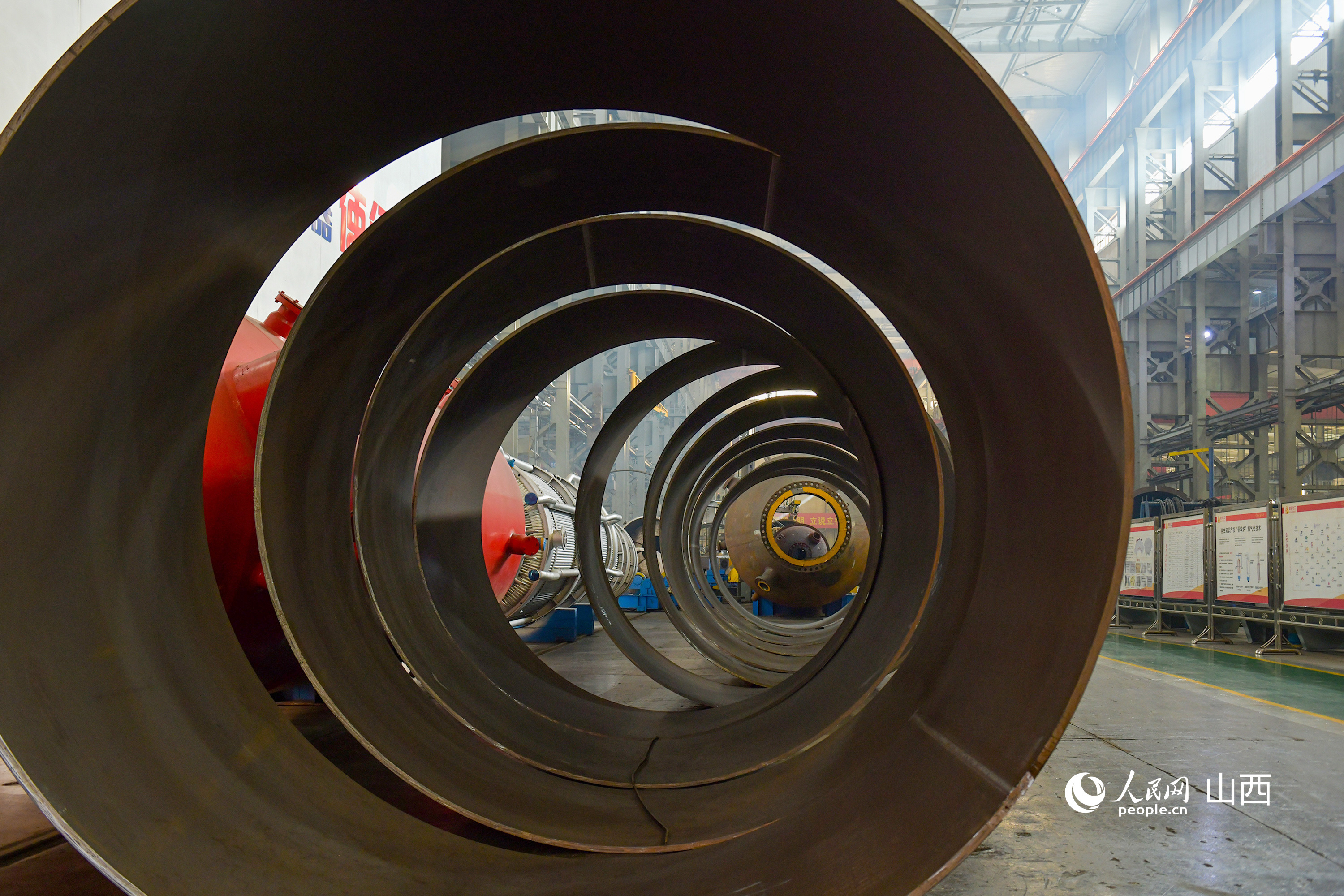 潞安化工机械（集团）有限公司生产车间内存放的晋华炉部件。人民网记者 焦搏文摄