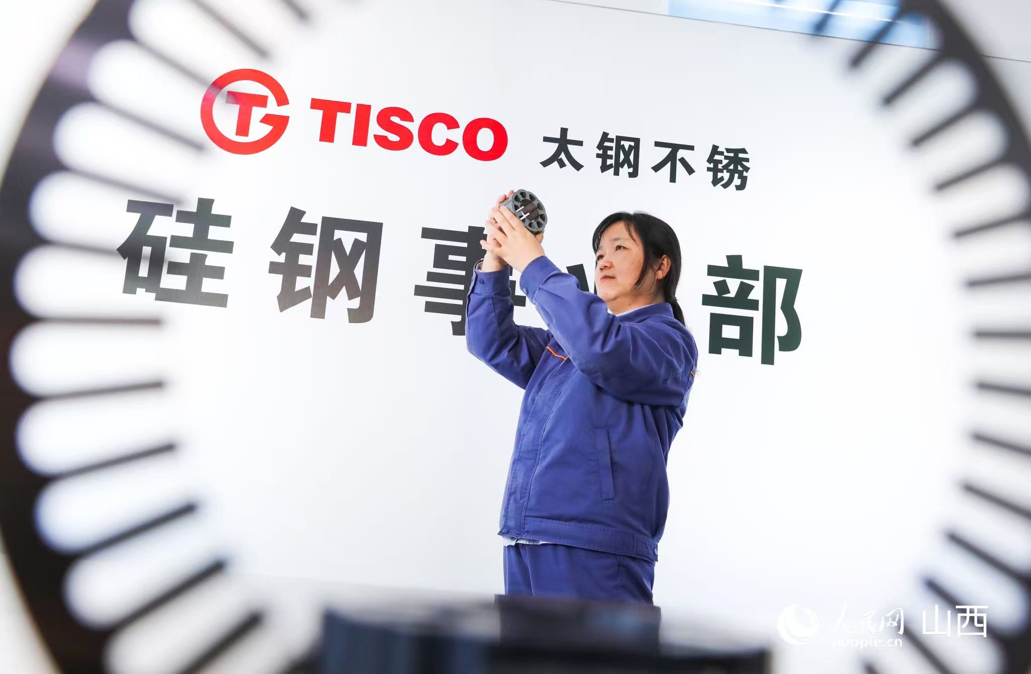林媛正在检查硅钢产品。人民网记者 王帆摄