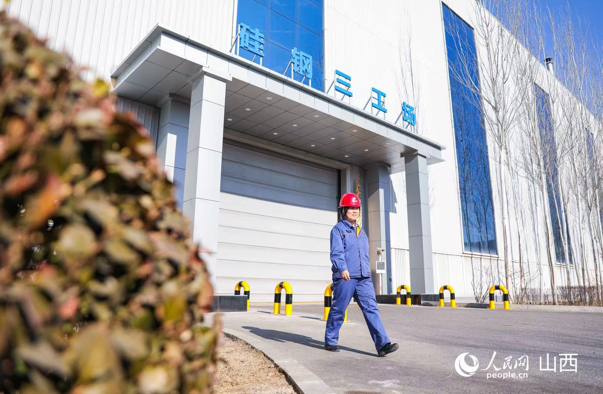 为了将研发成果与市场需求结合，林媛经常去生产一线了解实情。人民网记者 王帆摄