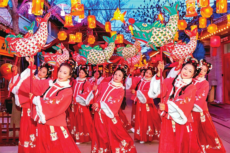 乔家大院文化园区张灯结彩、年味盎然，八方游客纷至沓来。