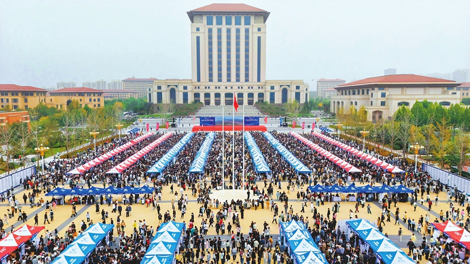 图为太原理工大学组织的“共享就业”大型双选会现场。