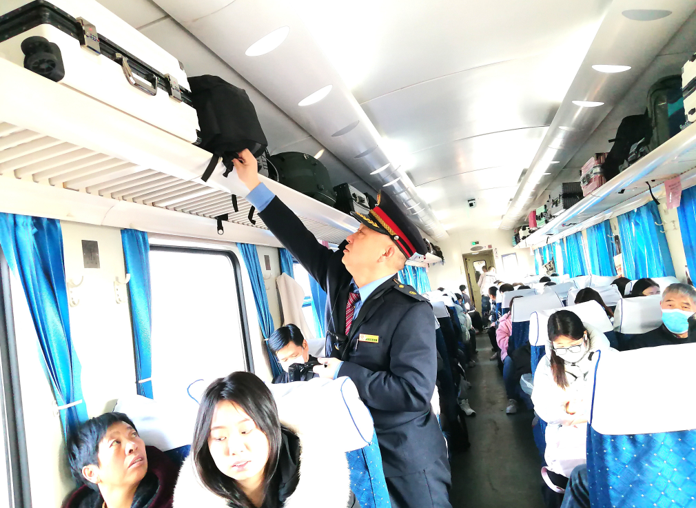 张太祥正在整理行李包。王蓉 摄