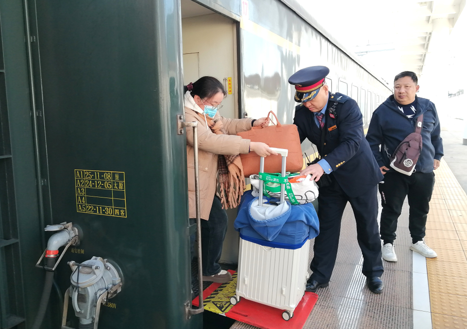 张太祥帮助旅客下车。
