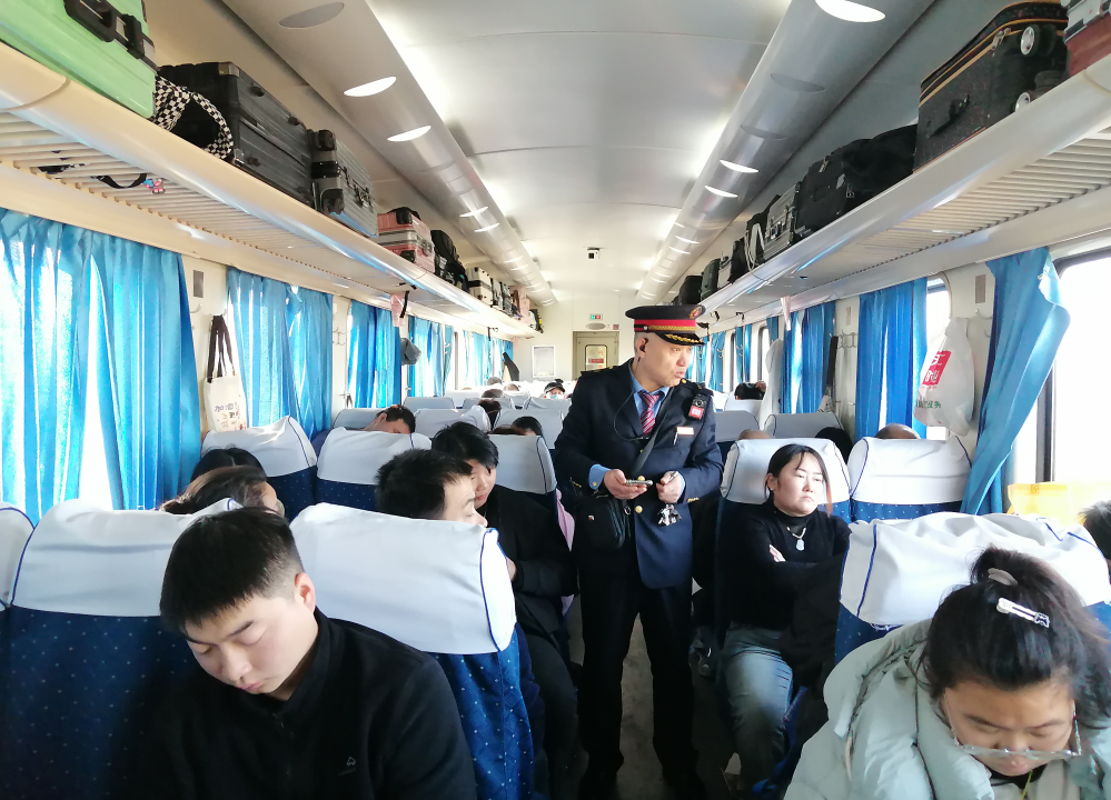 张太祥在车厢里认真巡视。