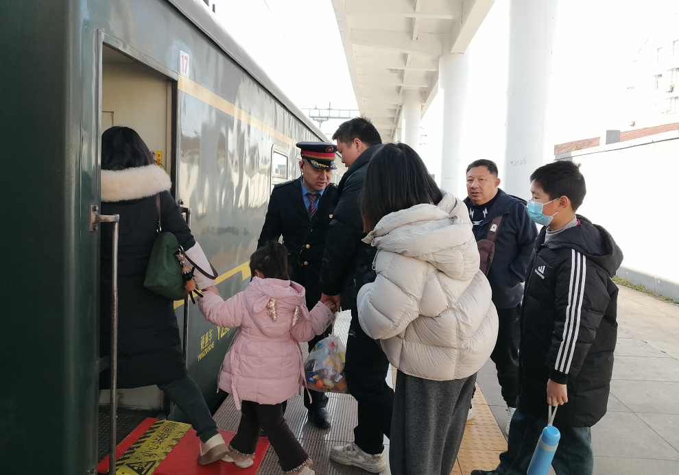 张太祥组织旅客上车。