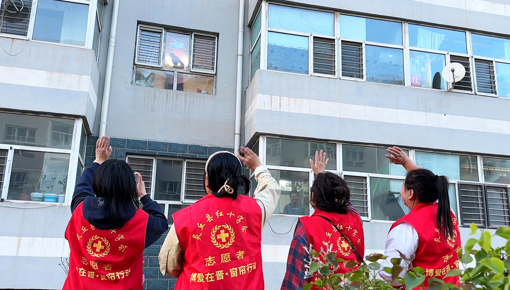 大同市灵丘县开展“窗帘行动”志愿服务活动。胡龙珠摄