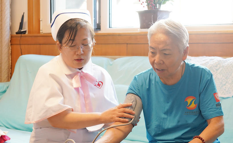 南丁格尔志愿护理服务队走进社区开展“窗帘行动”入户活动。胡龙珠摄