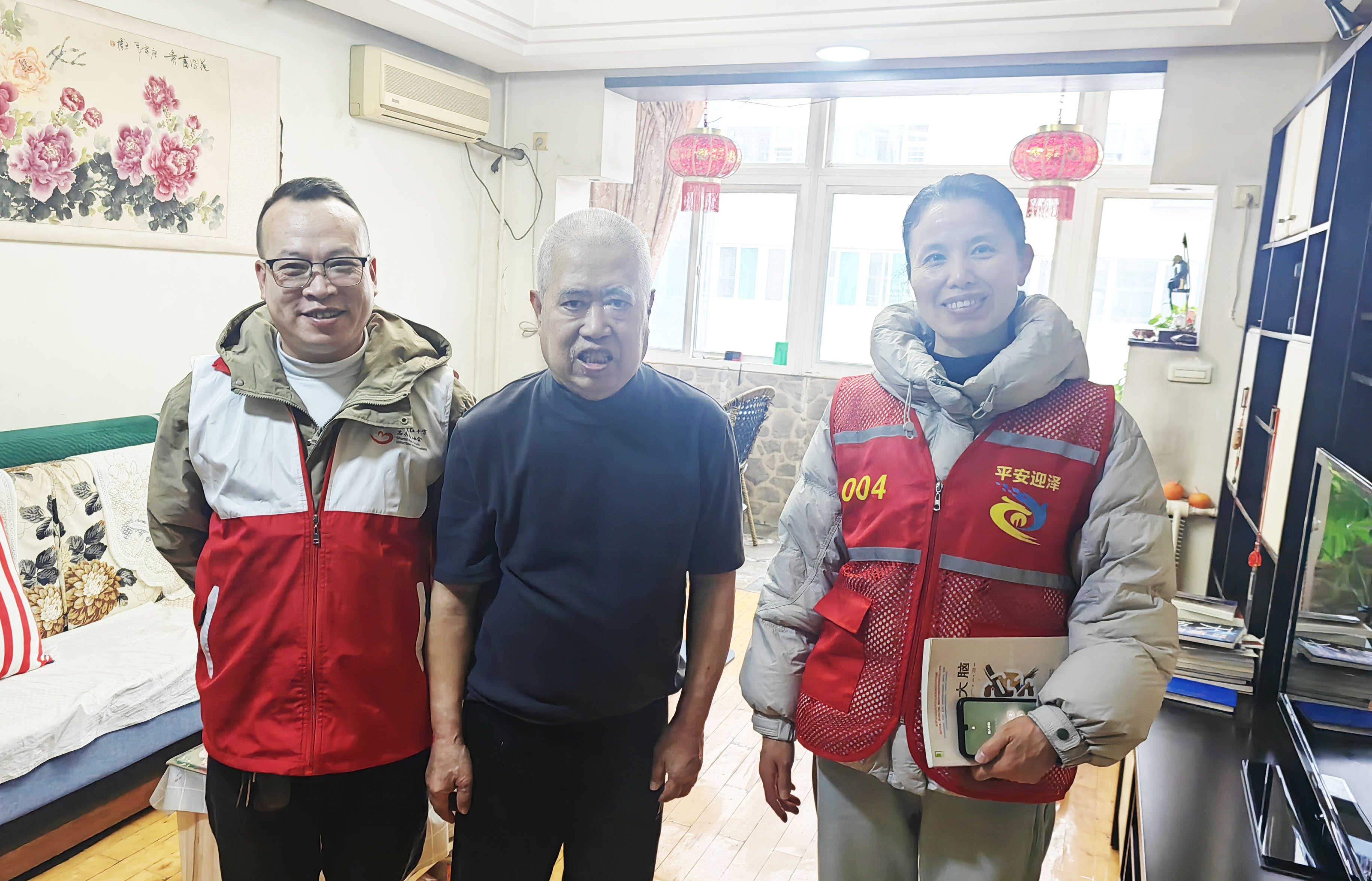 李云(左)与网格员史银花(右)来到刘太来老人家中,问需求、拉家常。人民网记者 赵芳摄