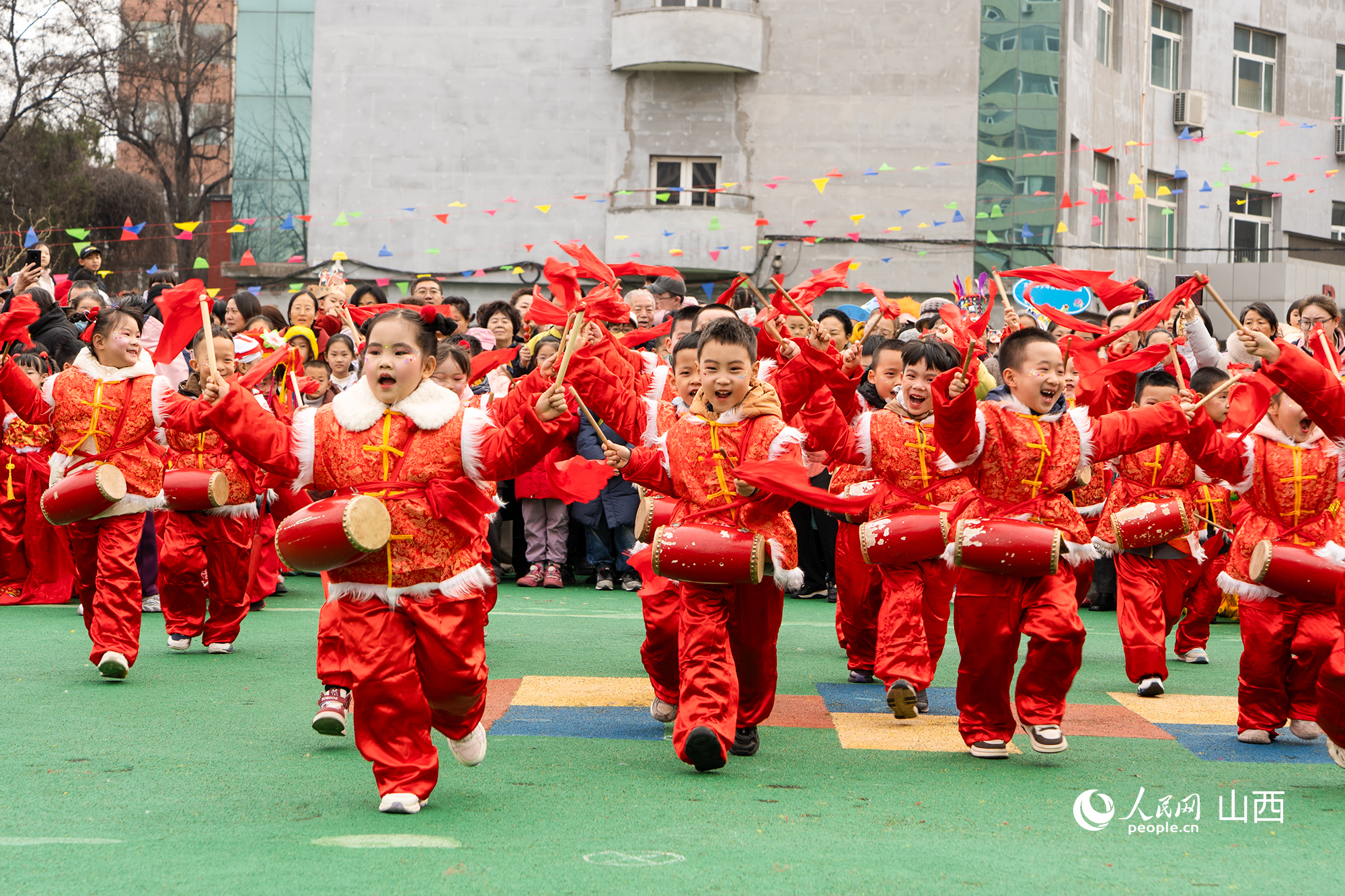 腰鼓表演，孩子們奔跑著出場。人民網記者 焦搏文攝