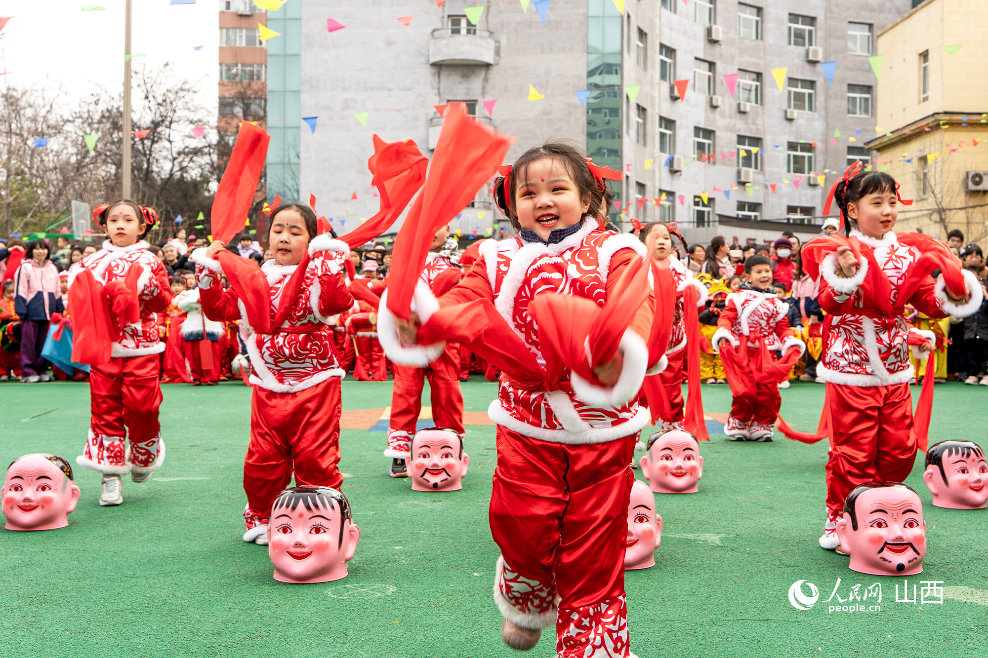 孩子們進行舞蹈表演。人民網記者 焦搏文攝
