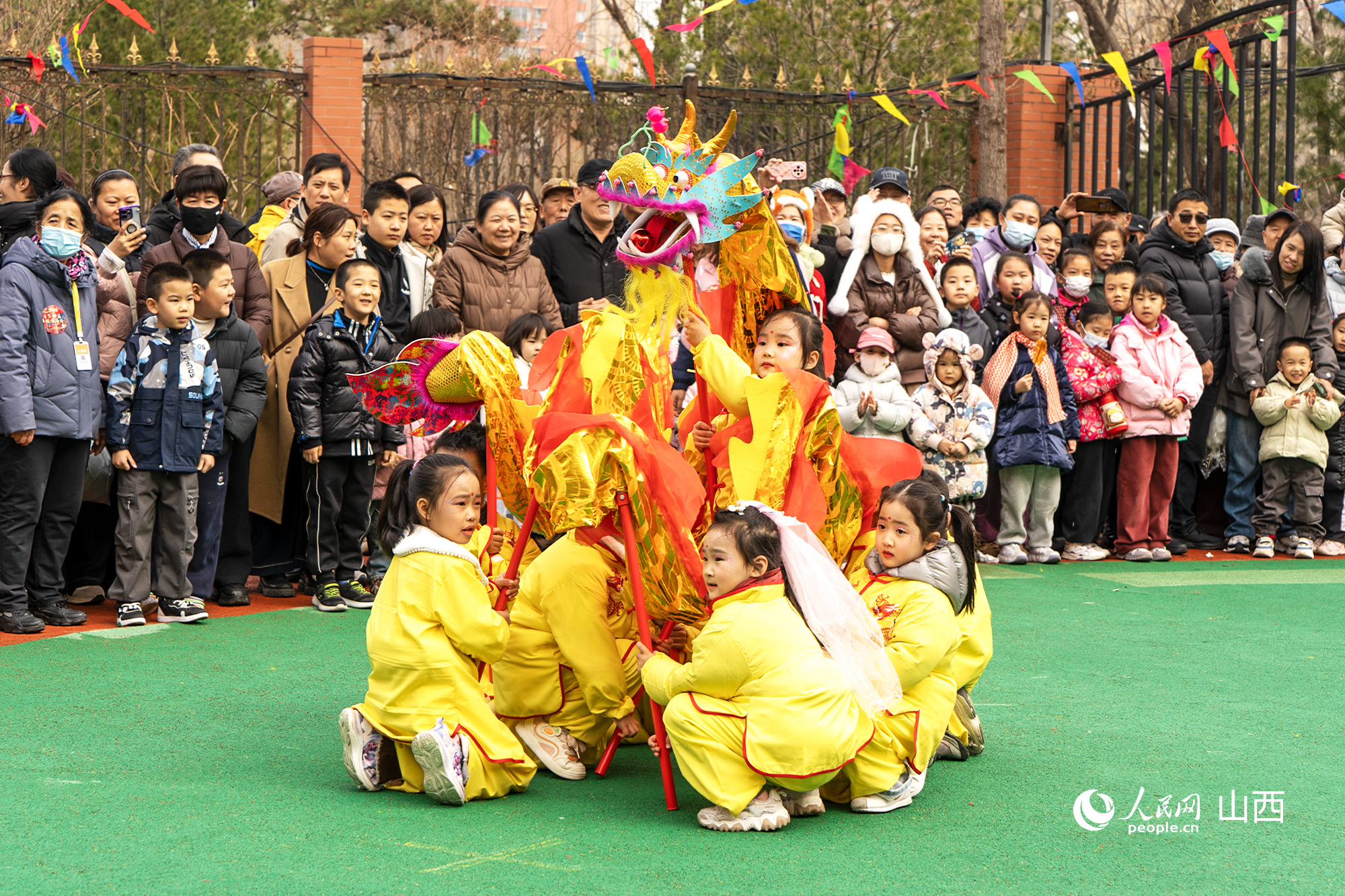 舞龍表演亮相。人民網記者 焦搏文攝