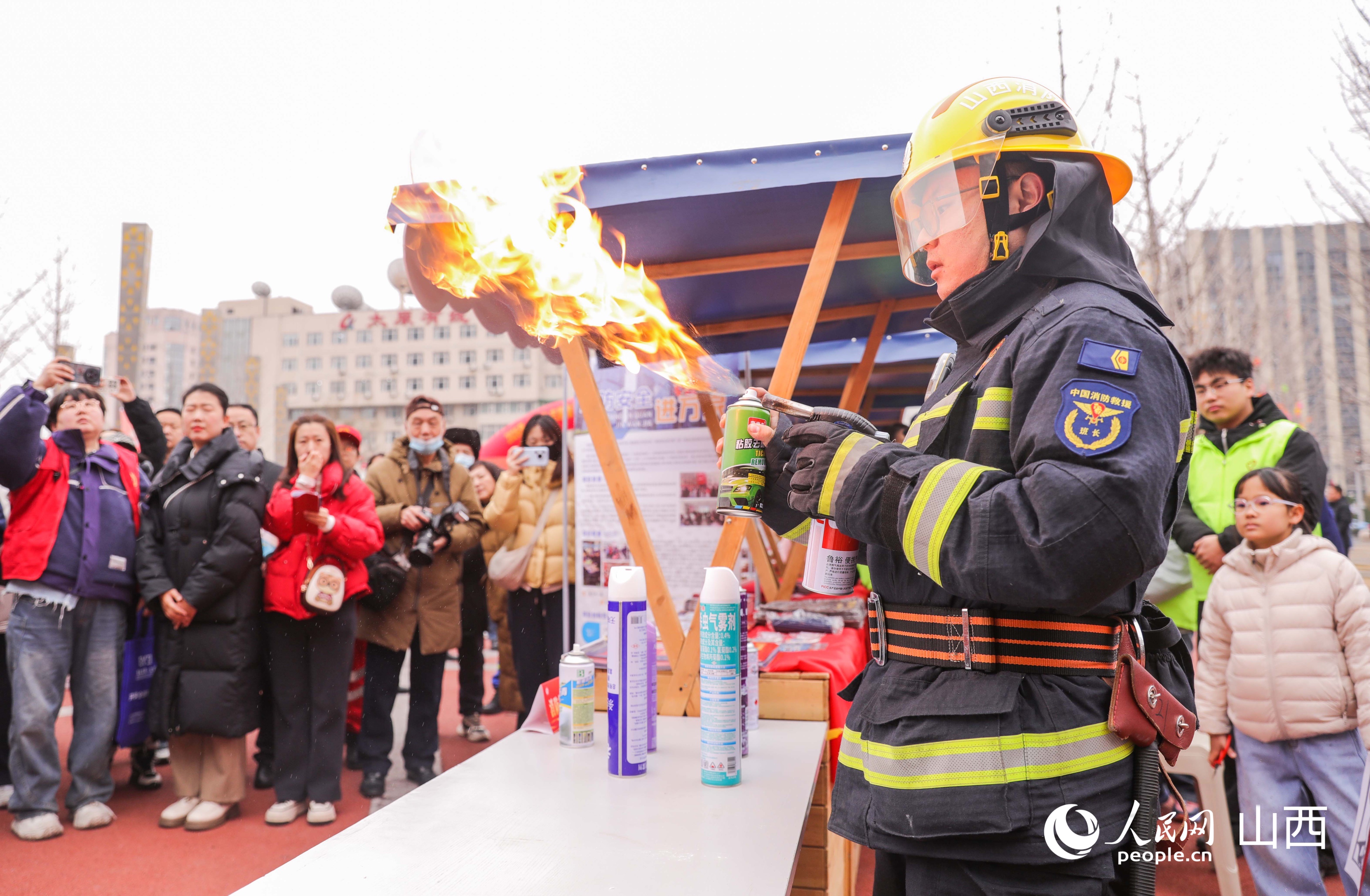 現場進行消防知識科普。人民網記者 王帆攝
