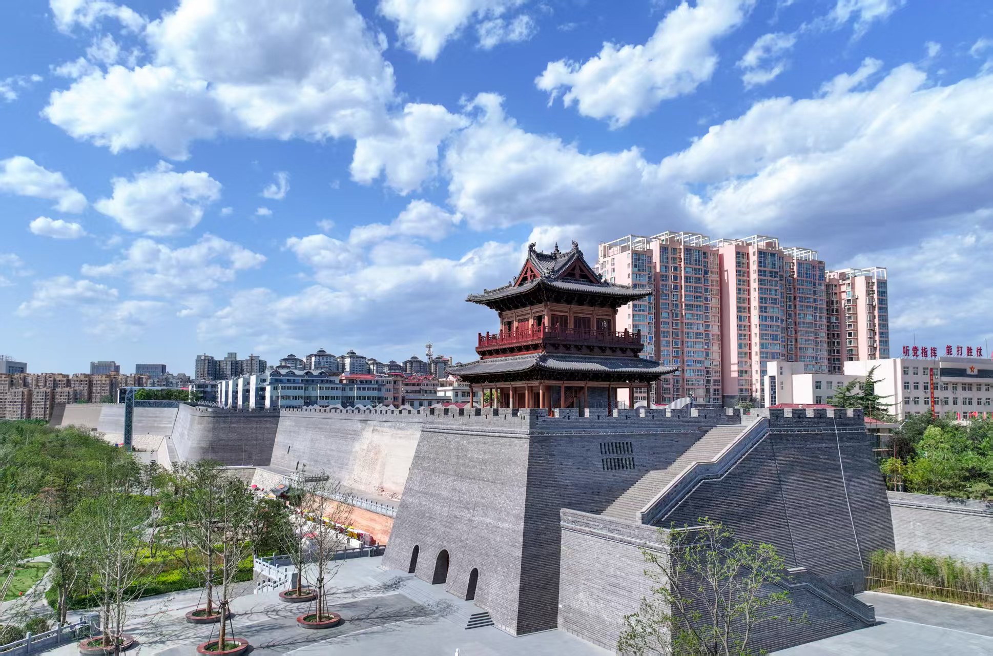 蓝天白云下的临汾古城墙角楼。 闫锐鹏摄