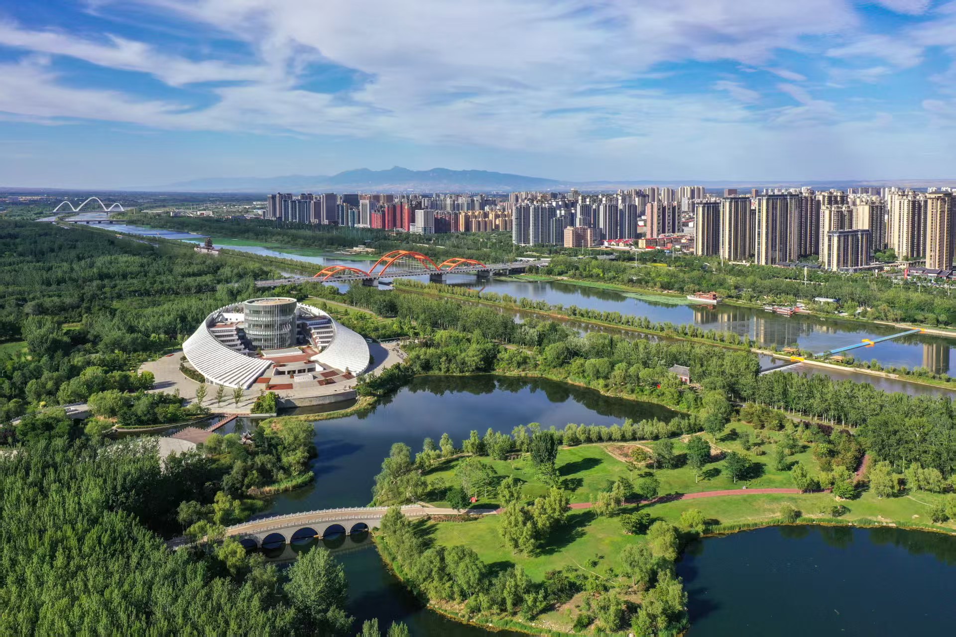 临汾市汾河文化生态景区水清岸绿。闫锐鹏摄