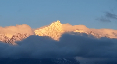 梅里雪山上演日照金山