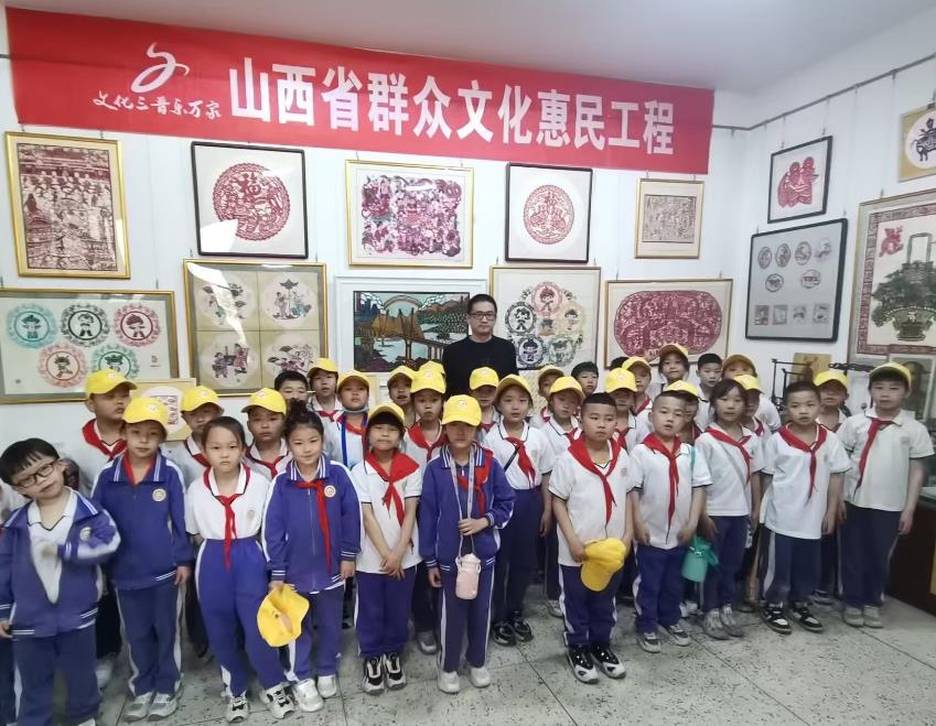 临汾市小学组织少先队员到浮山县剪纸博物馆参观、体验、沉浸式感受浮山剪纸的独特魅力与深厚底蕴。摄影：宋晓荣。
