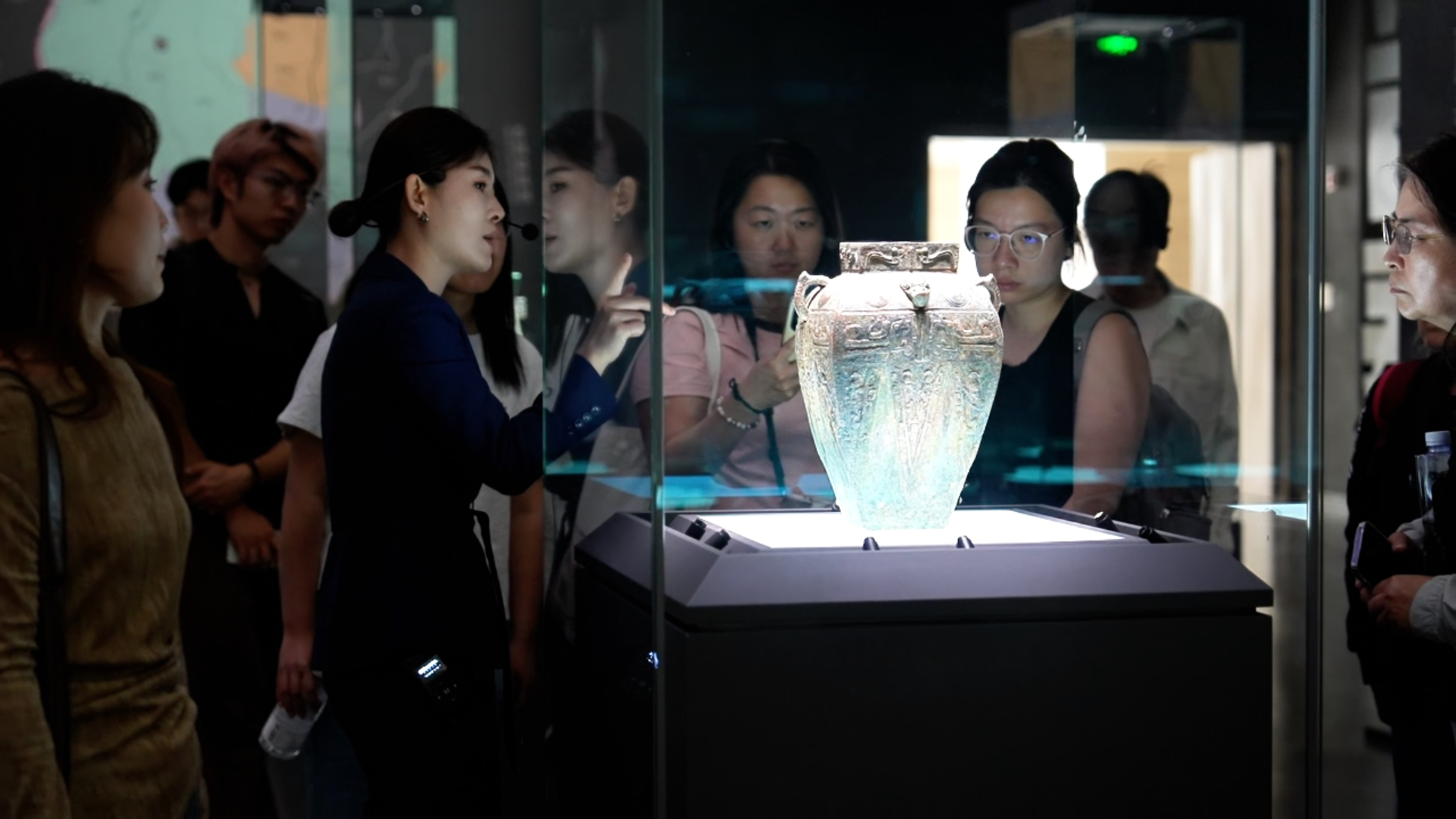 清华大学学子在临汾博物馆参观游览。郭海琪 摄