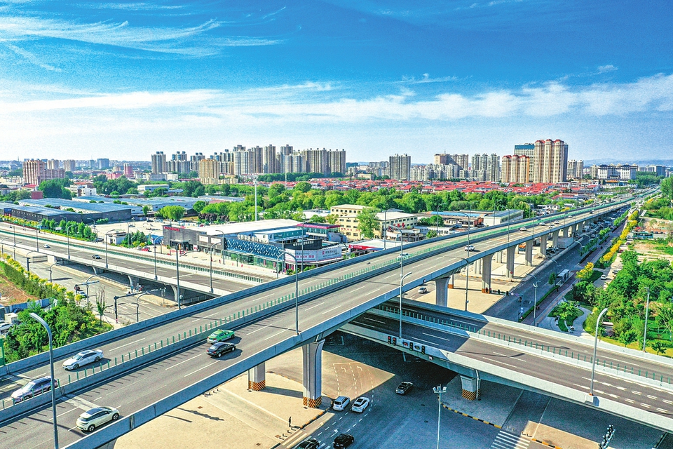 長治市潞州區東南外環道路上車流不息