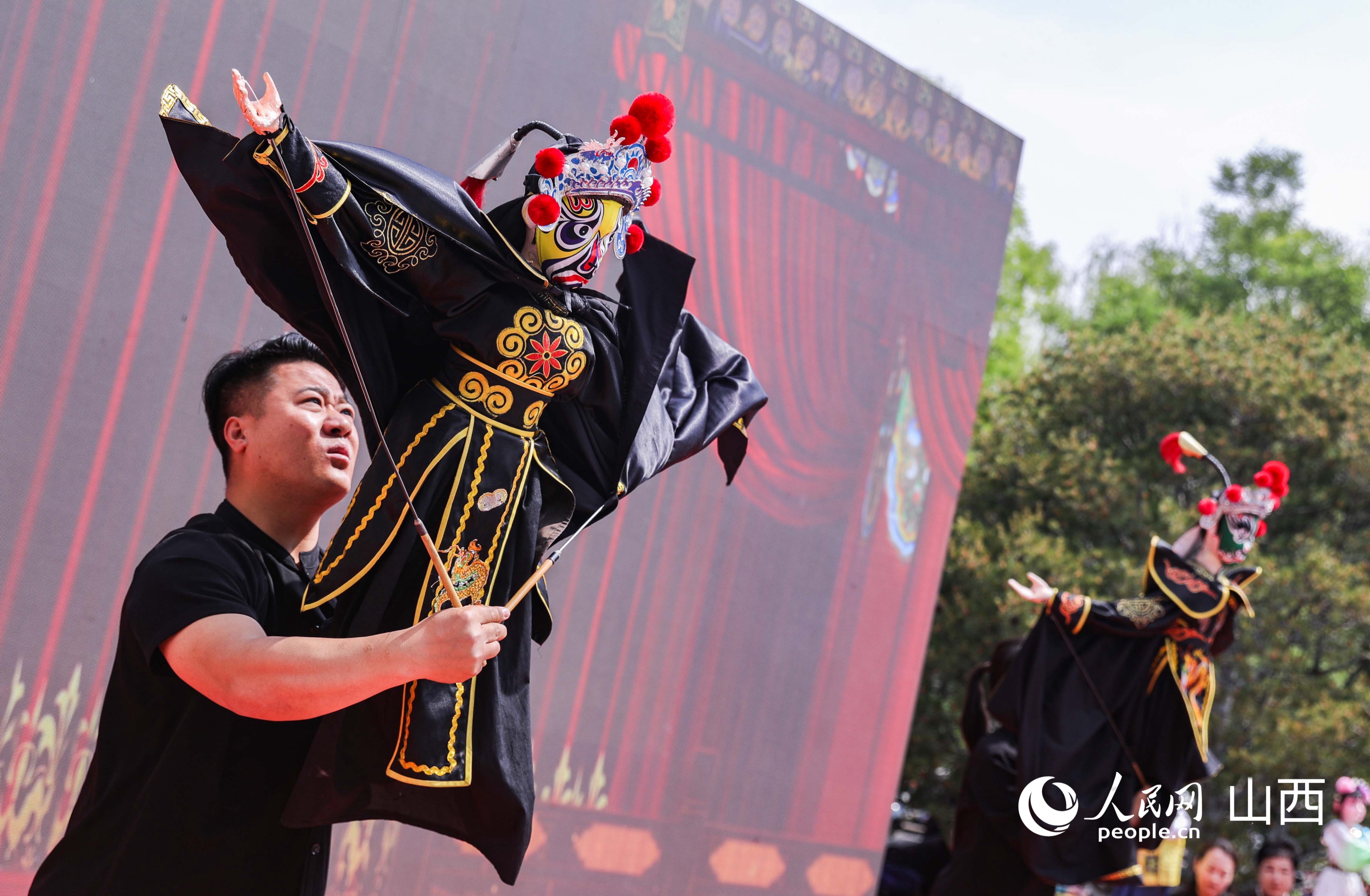 孝义木偶戏“变脸”节目。人民网记者 王帆摄