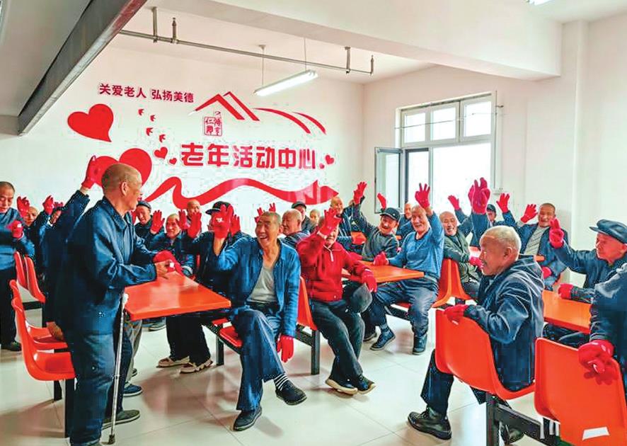 5月7日，故城镇中心敬老院，老人们在活动中心欢乐互动。