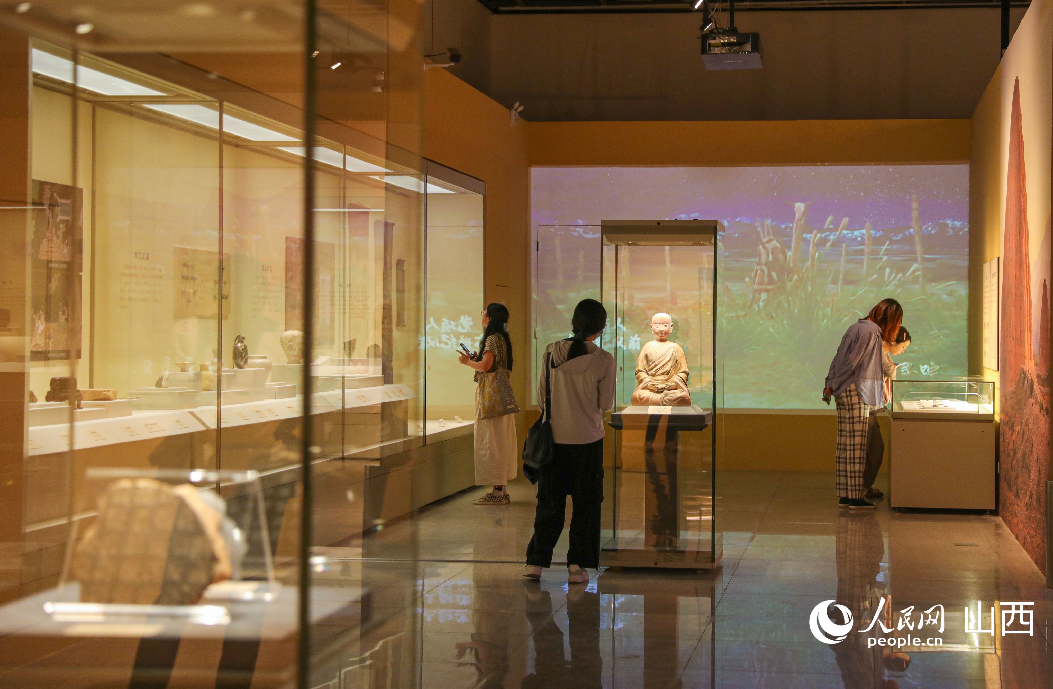 “贺兰怀古——西夏陵出土文物展”在山西博物院开展。人民网记者 王帆摄