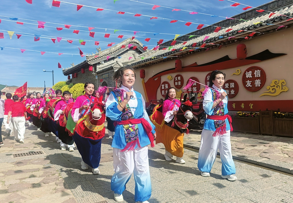 岢岚县第九届乡村文化旅游季,群众文艺表演活动在宋家沟村火热上演。通讯员赵文君摄
