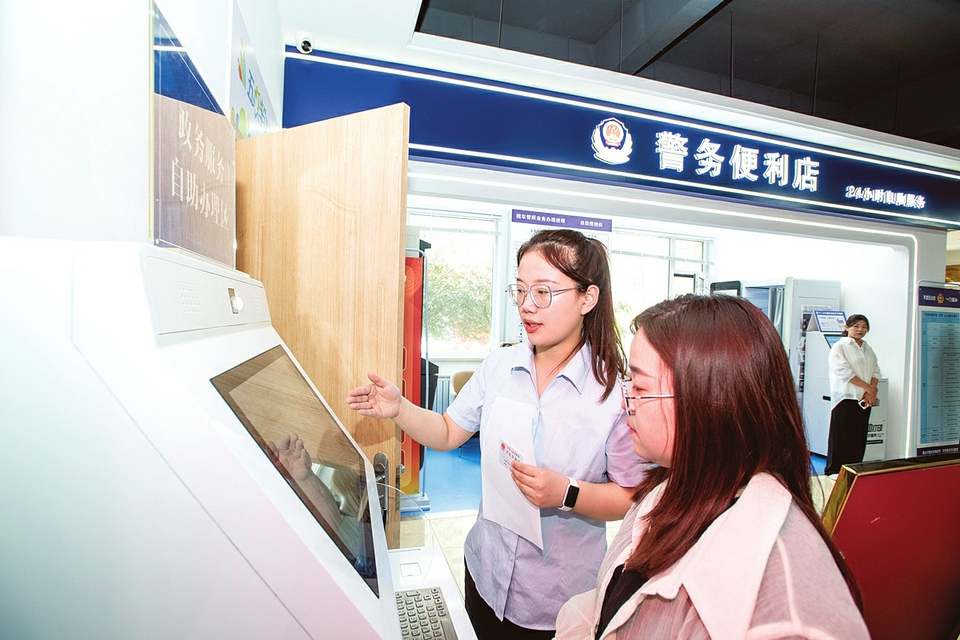 政务服务平台进社区为居民提供便利。宁绍雄摄