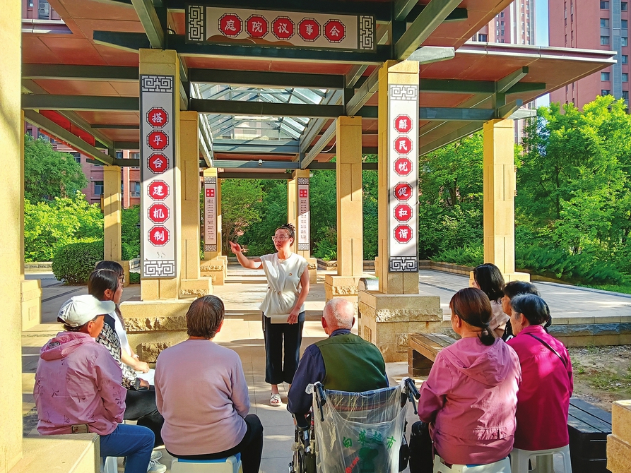 榆次区龙湖社区新晋世家小区党支部组织党员和居民在小区议事亭协商议事。