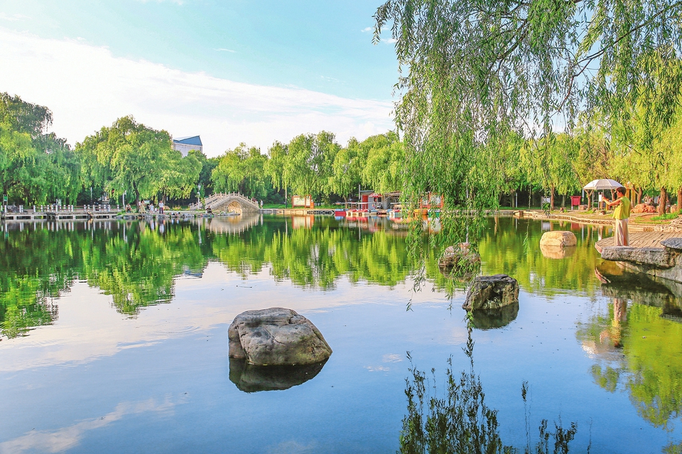 湖光澄澈 景致如画