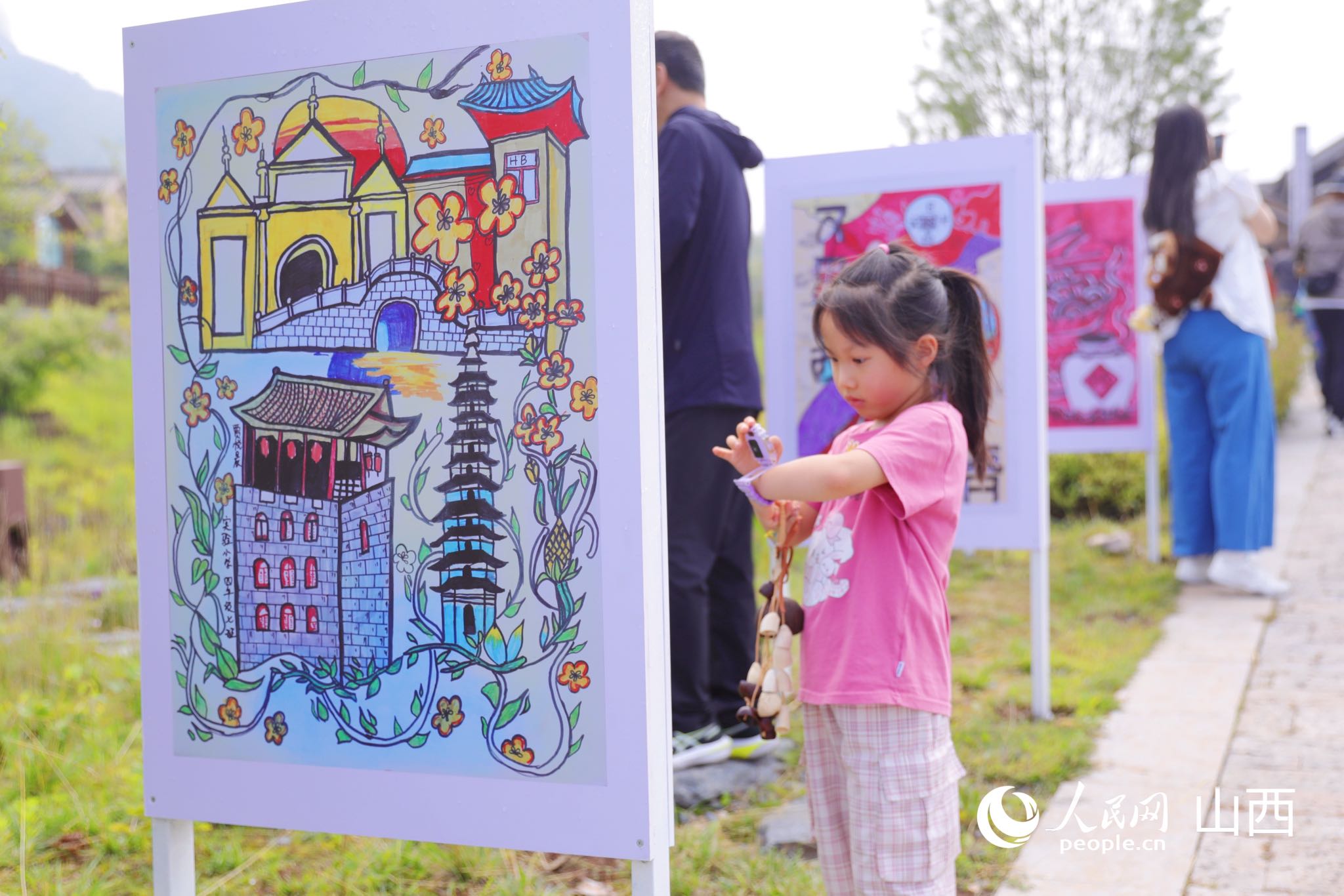 小学生描绘家乡风光的作品展览。人民网记者 王帆摄