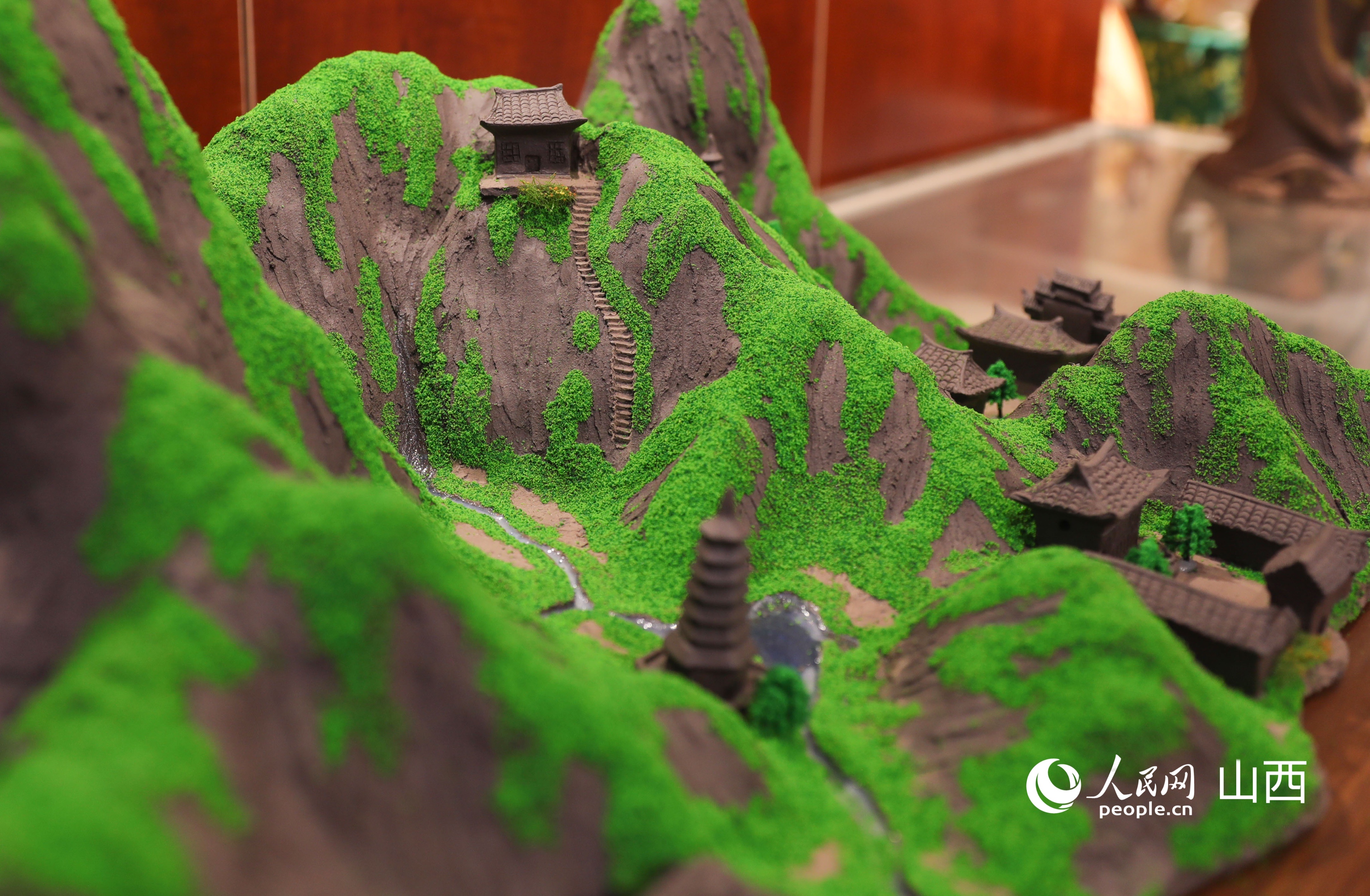 紫砂景观作品生动展现了乡宁县云丘山景区的秀丽风光。人民网记者 王帆摄