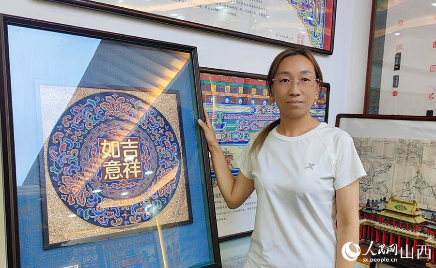 李菊青绘制的汉锦彩绘装饰画。人民网记者 赵芳摄