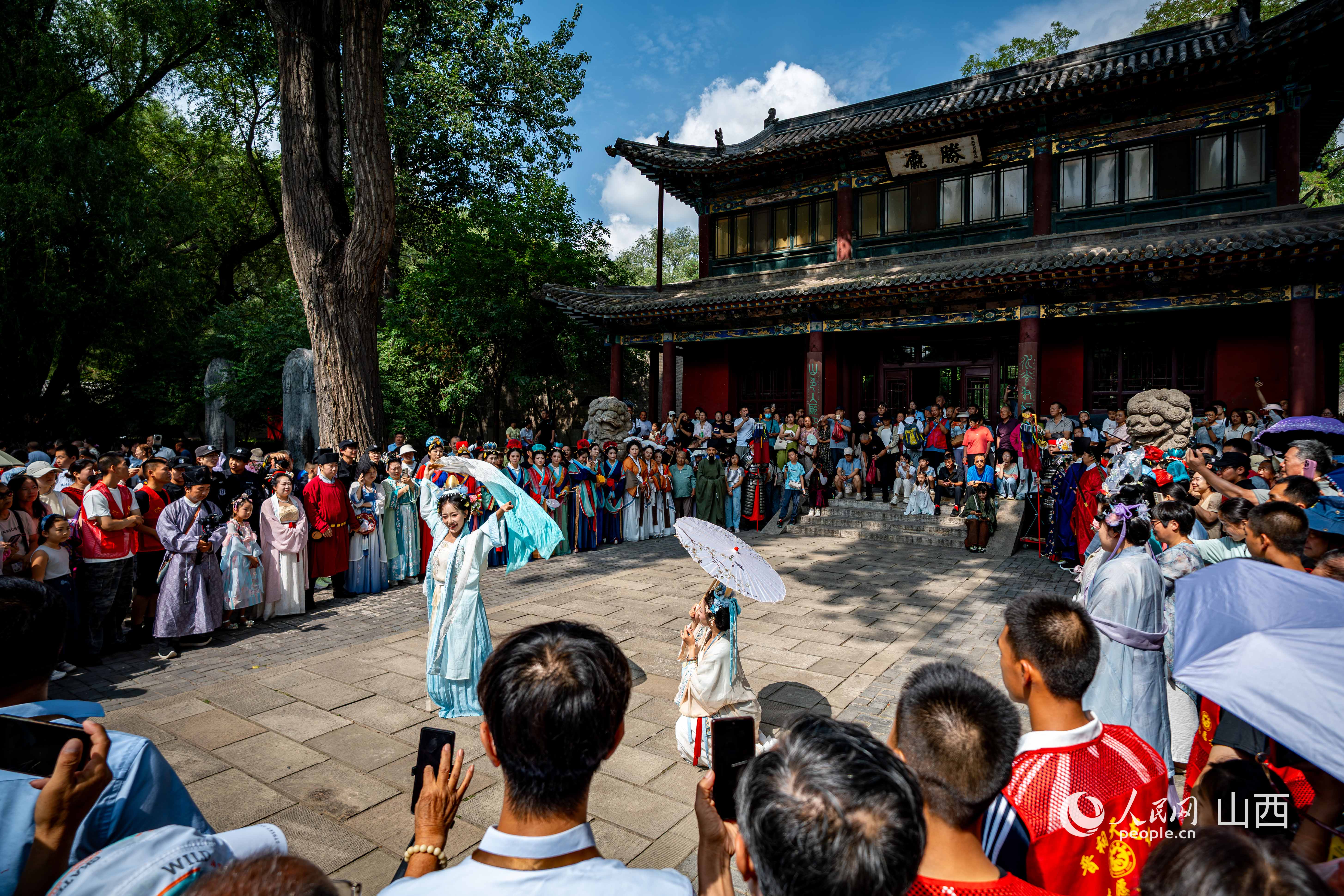 游客在晋祠观赏古风实景表演，沉浸式感受传统文化魅力。人民网 马梦迪摄