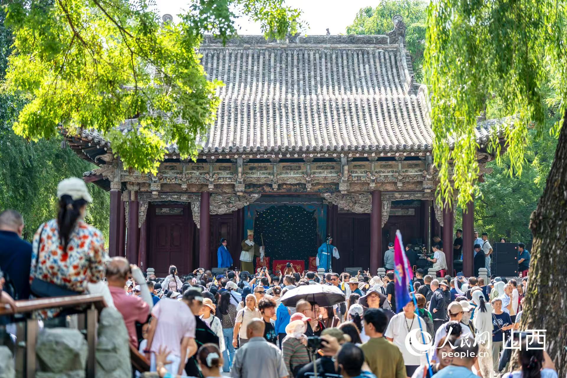 众多游客观赏传统戏曲，感受古韵非遗。人民网记者 卢鹏宇摄