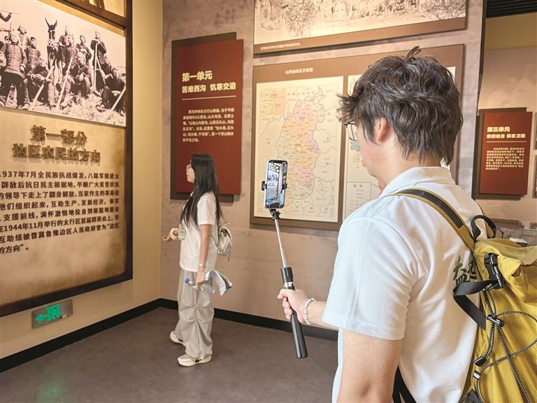 选手在西沟展览馆直播。
