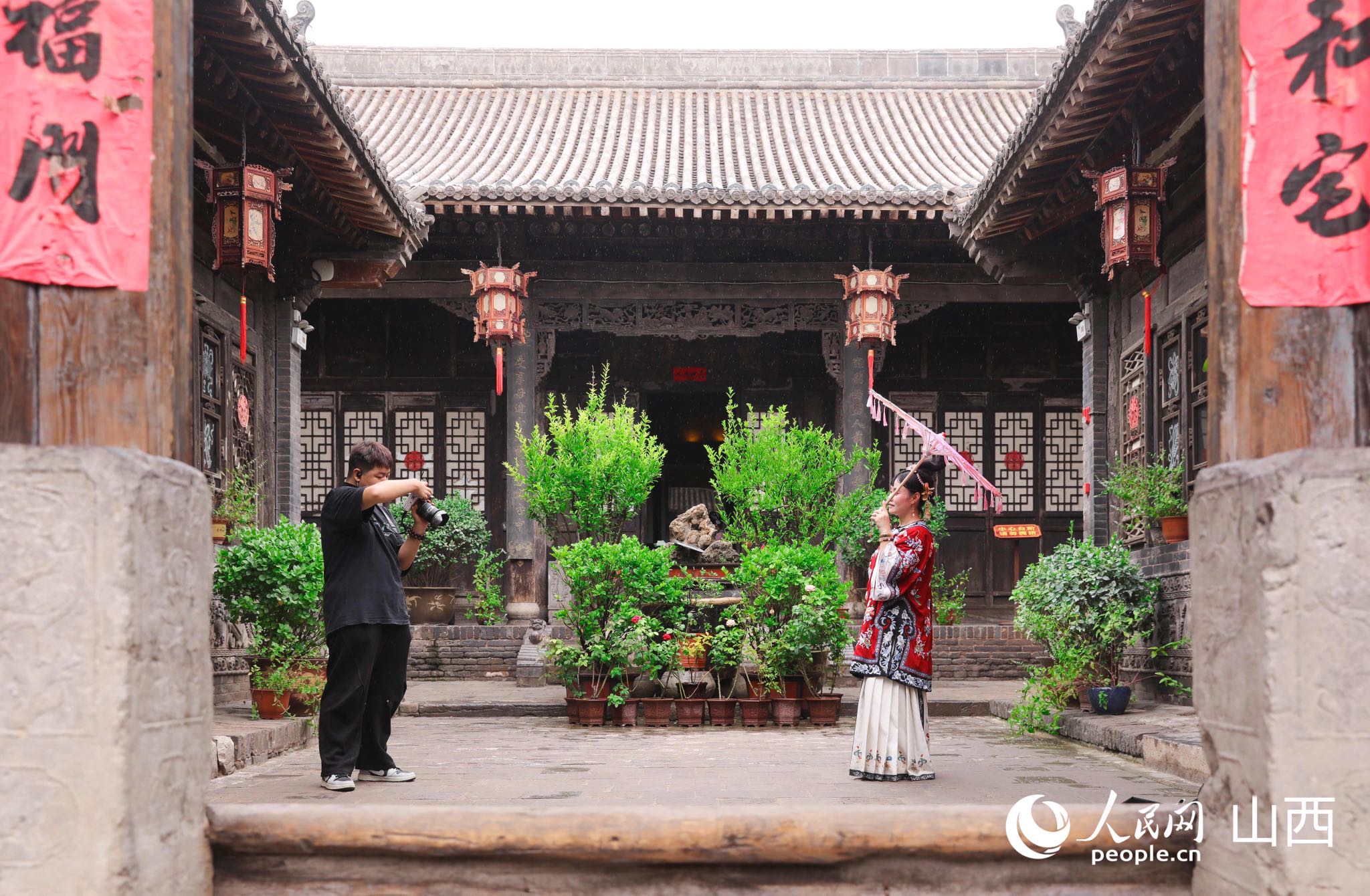 借助旅拍活动，游客沉浸式感受古城古院之美。