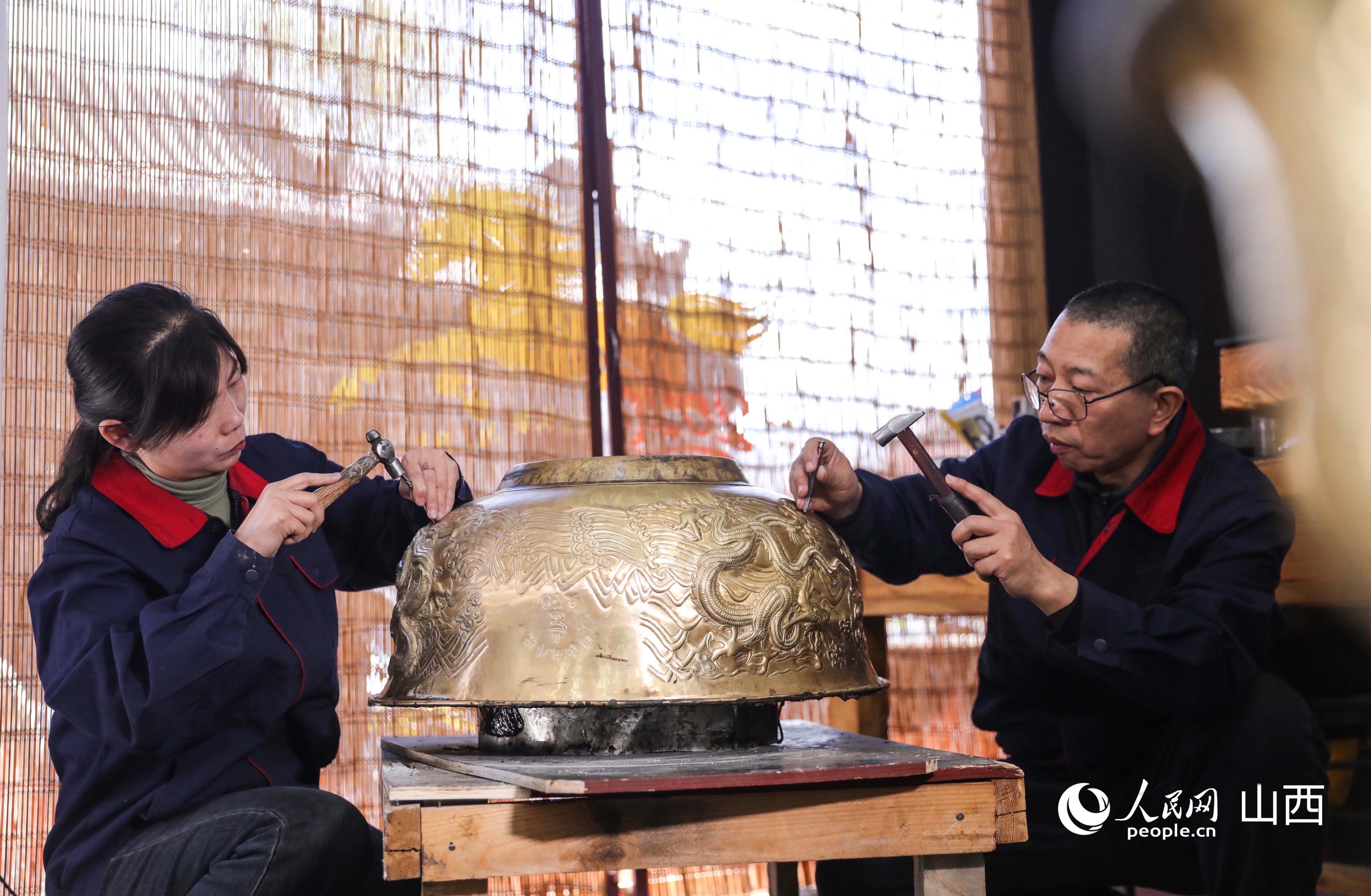 工坊内，匠人们正在制作产品。人民网记者 王帆摄