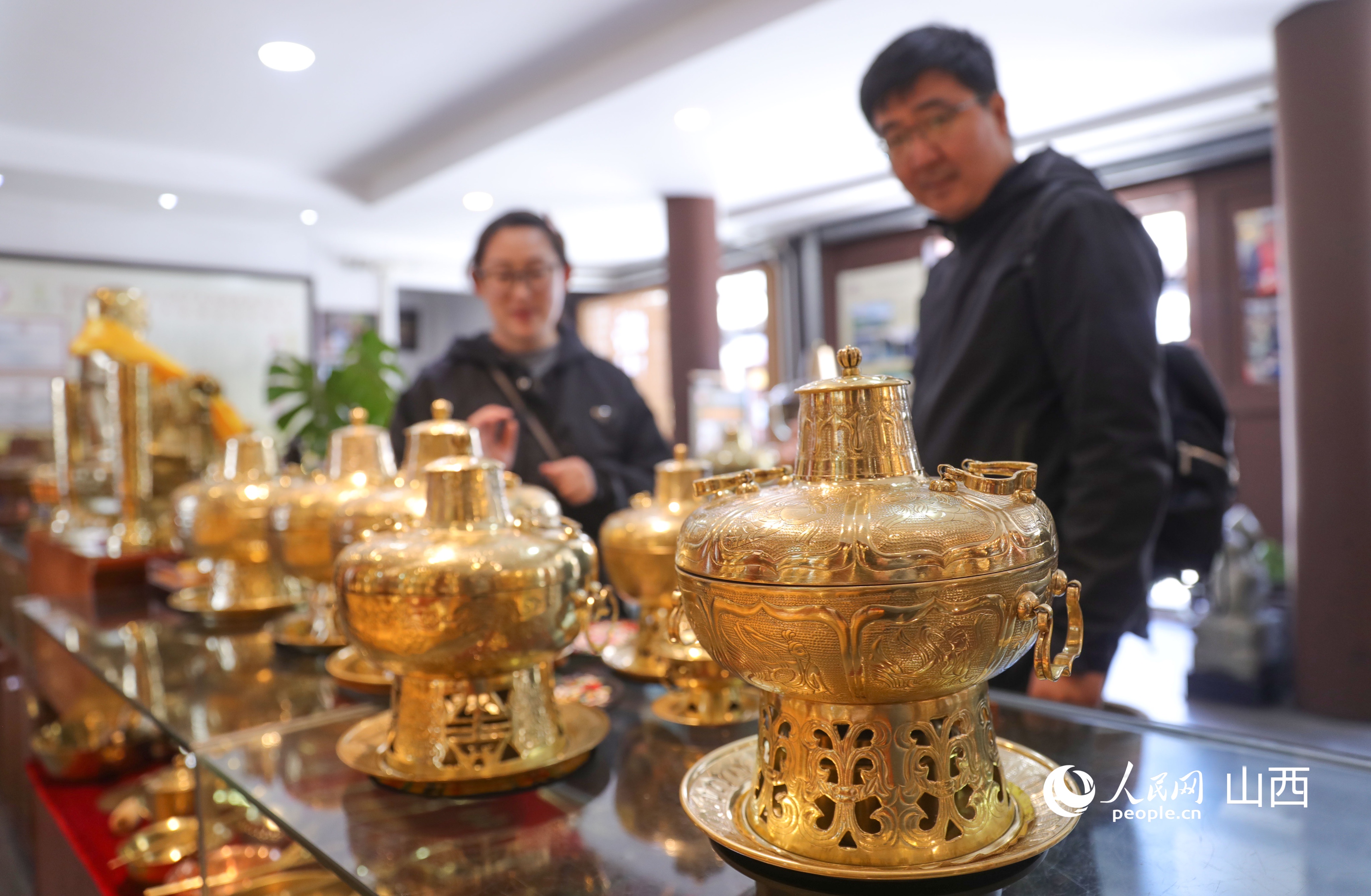 游客了解各类大同铜器产品。人民网记者 王帆摄