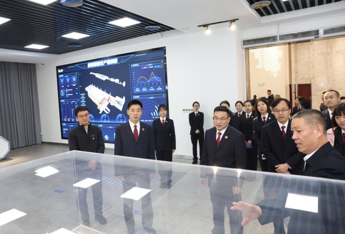 檢察干警深入企業，為其送上“法治套餐”。