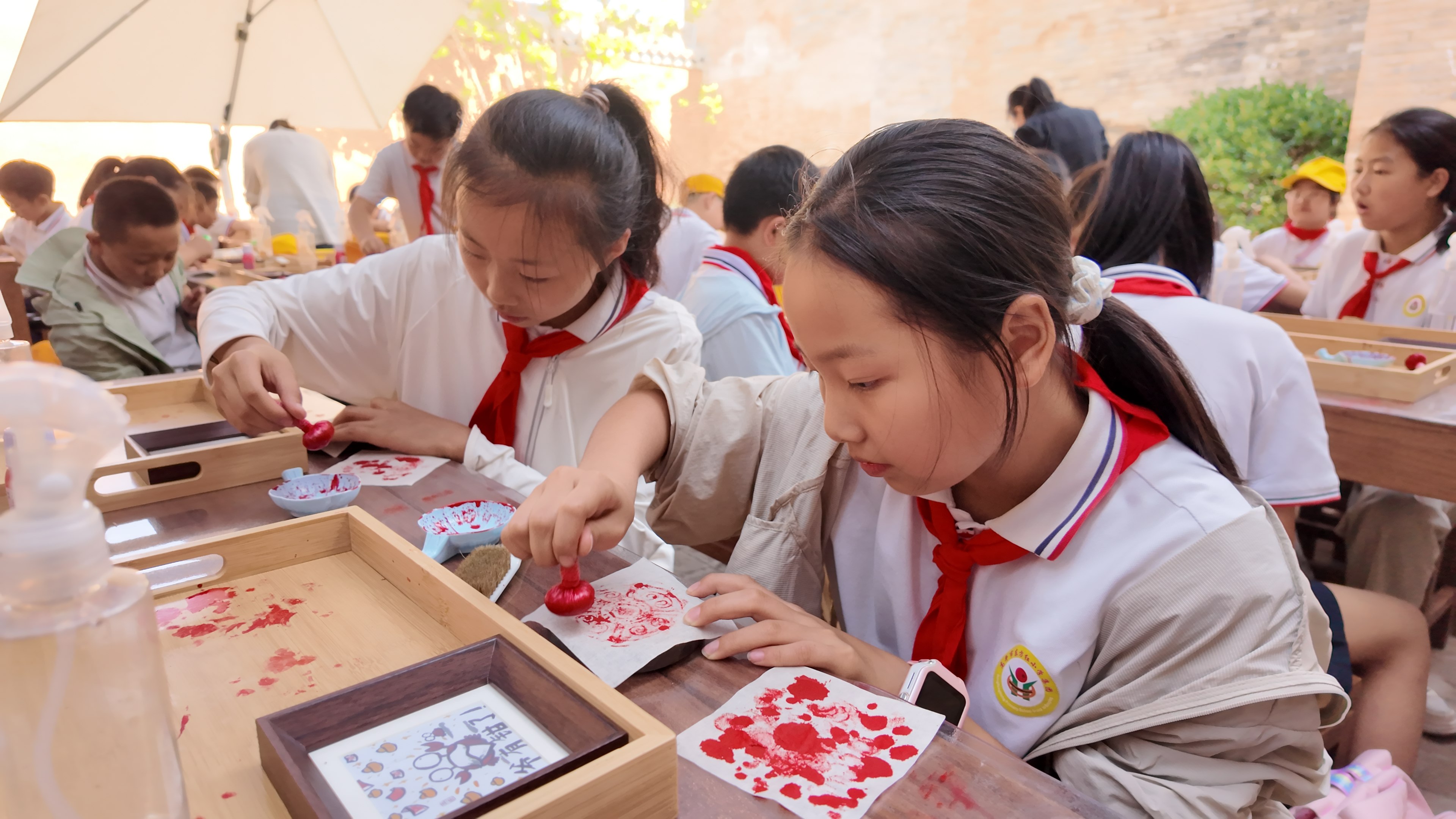 研学的同学们正在体验拓印技艺。苏晓亚 摄