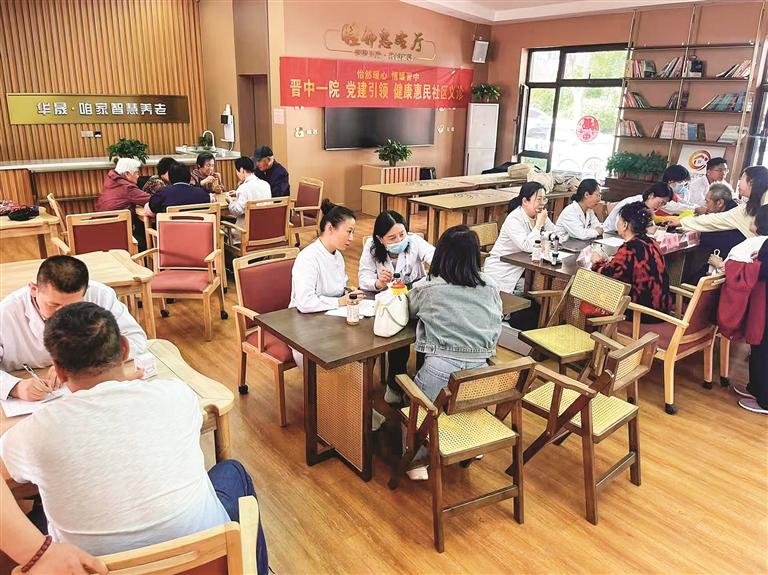 晋中市第一人民医院党委组织医生下沉社区为居民提供医疗服务。