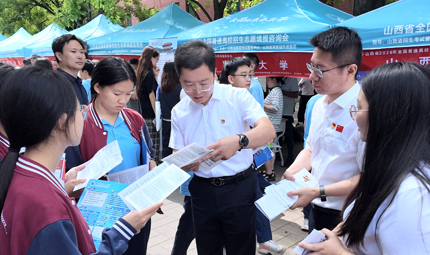                                           托举百万学子读书梦                            山西省教育资助与保障中心第一党支部                        在山西，每年数十亿元学生资助资金惠及百万学子，这份沉甸甸的责任，由省教育资助与保障中心第一党支部的8名党员共同扛起。8个人如何托举百万孩子的读书梦？党支部书记胡帅给出答案：以“四融”之功，铸“四强”之基——学习融合铸政治之强，岗位融合铸班子之强，活动融合铸队伍之强，工作融合铸作用之强。正如胡帅所说：“8个人做不动数十亿元的事业，但可以成为火种——点燃整条资助战线。”微光成炬，涓流汇海，这个8人支部是万千基层党组织的缩影，他们托举的不只是百万学子的读书梦，更是一个个家庭的希望与一代人的未来。                【详细】 