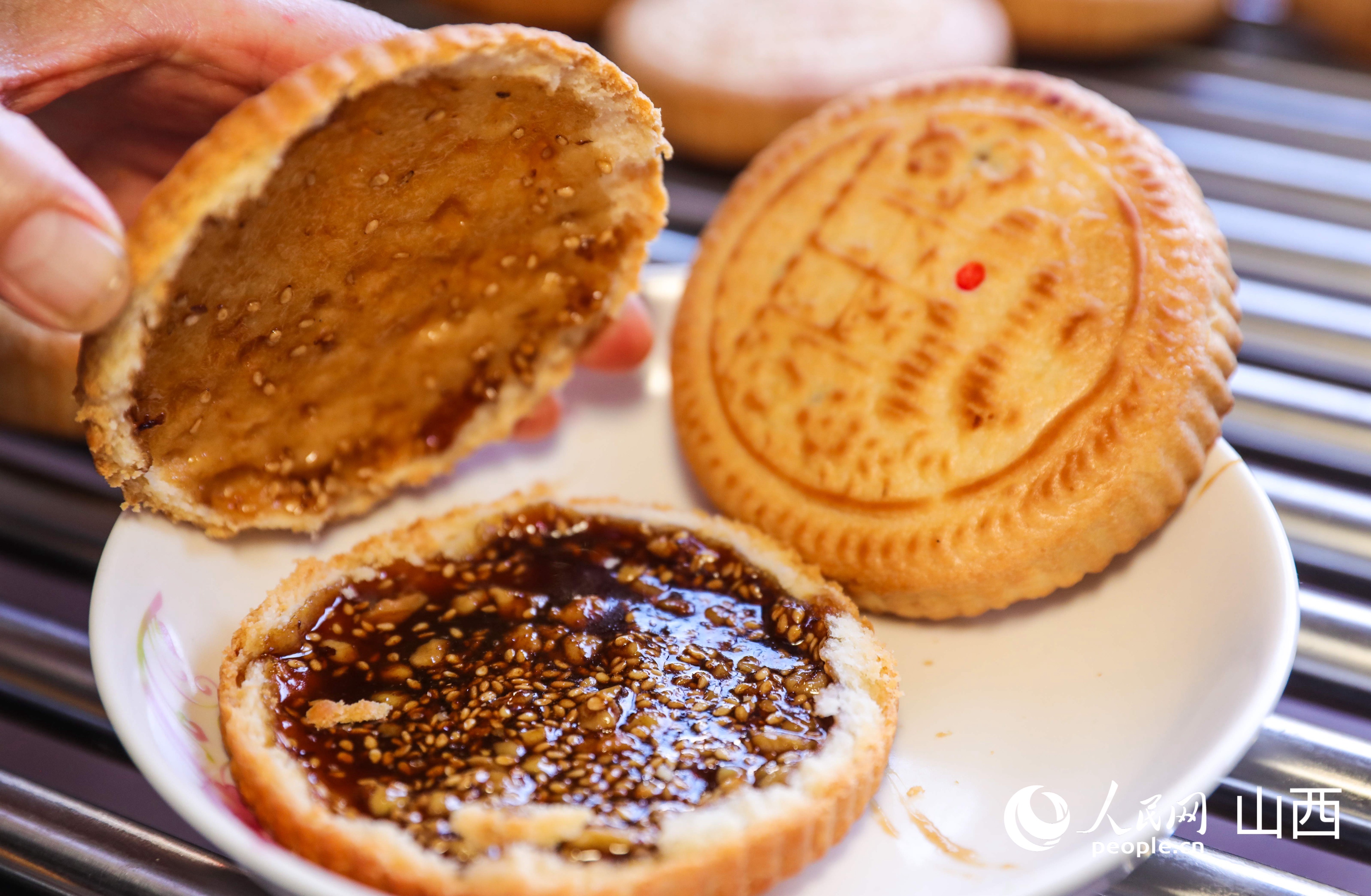 一口酥脆的空心月饼。人民网记者 王帆摄
