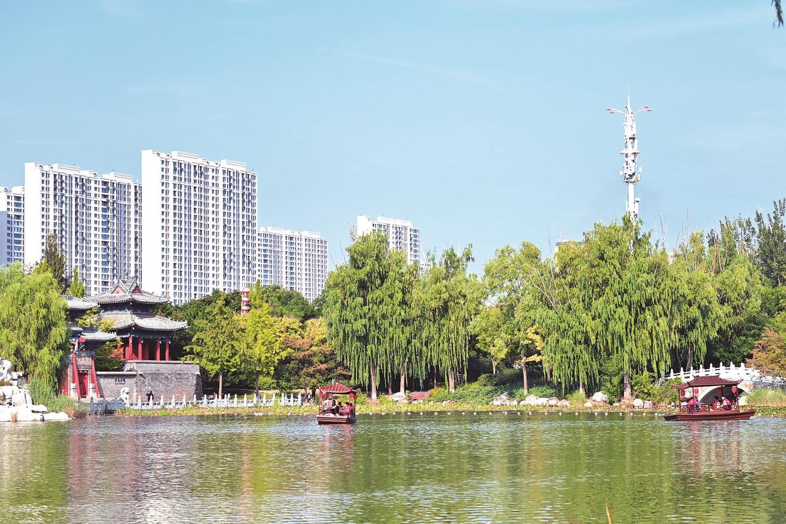 泛舟湖上 乐享闲暇