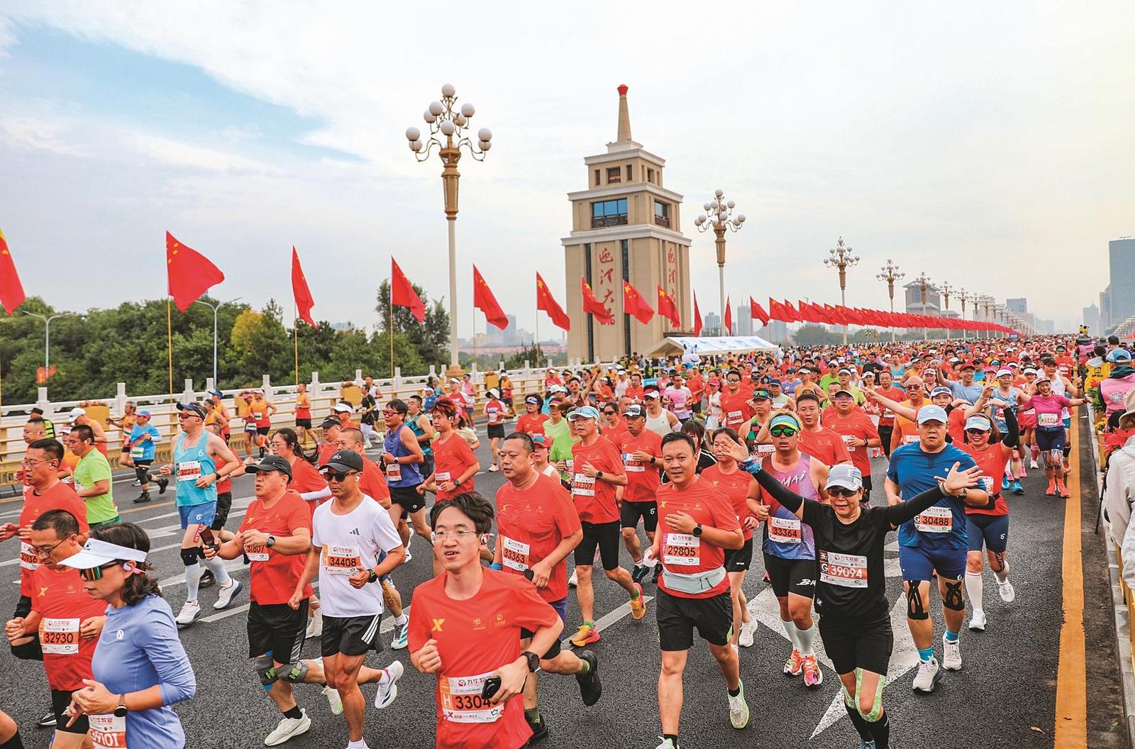 参赛选手跑过太原迎泽大桥。记者赵夏雨 申晋光摄